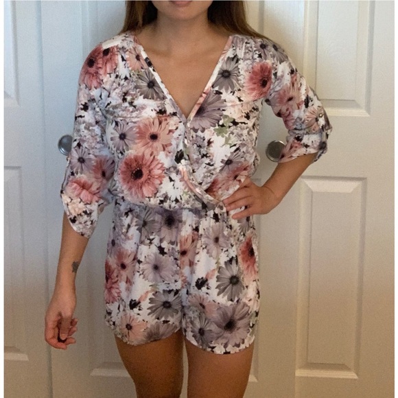 Floral pattern romper 🌺 - Picture 5 of 5